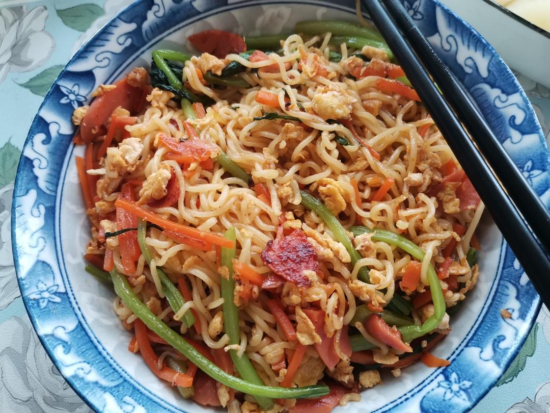 路边摊风味炒方便面