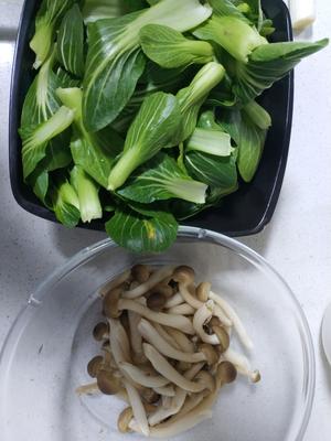 蟹味菇炒青菜的做法 步骤1