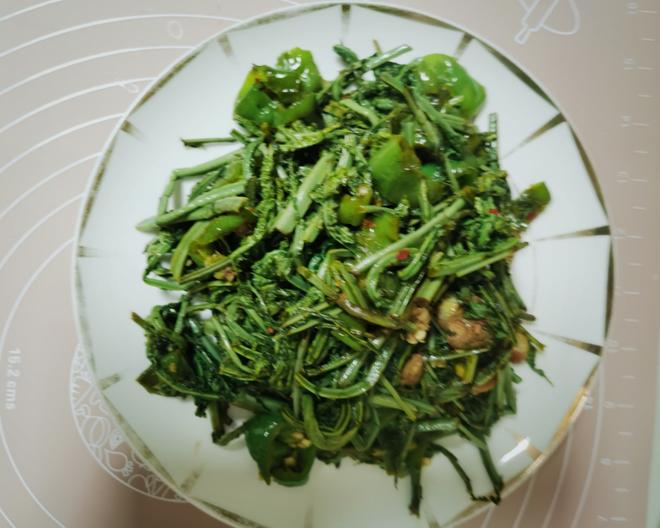 螺丝椒炒蕨菜的做法