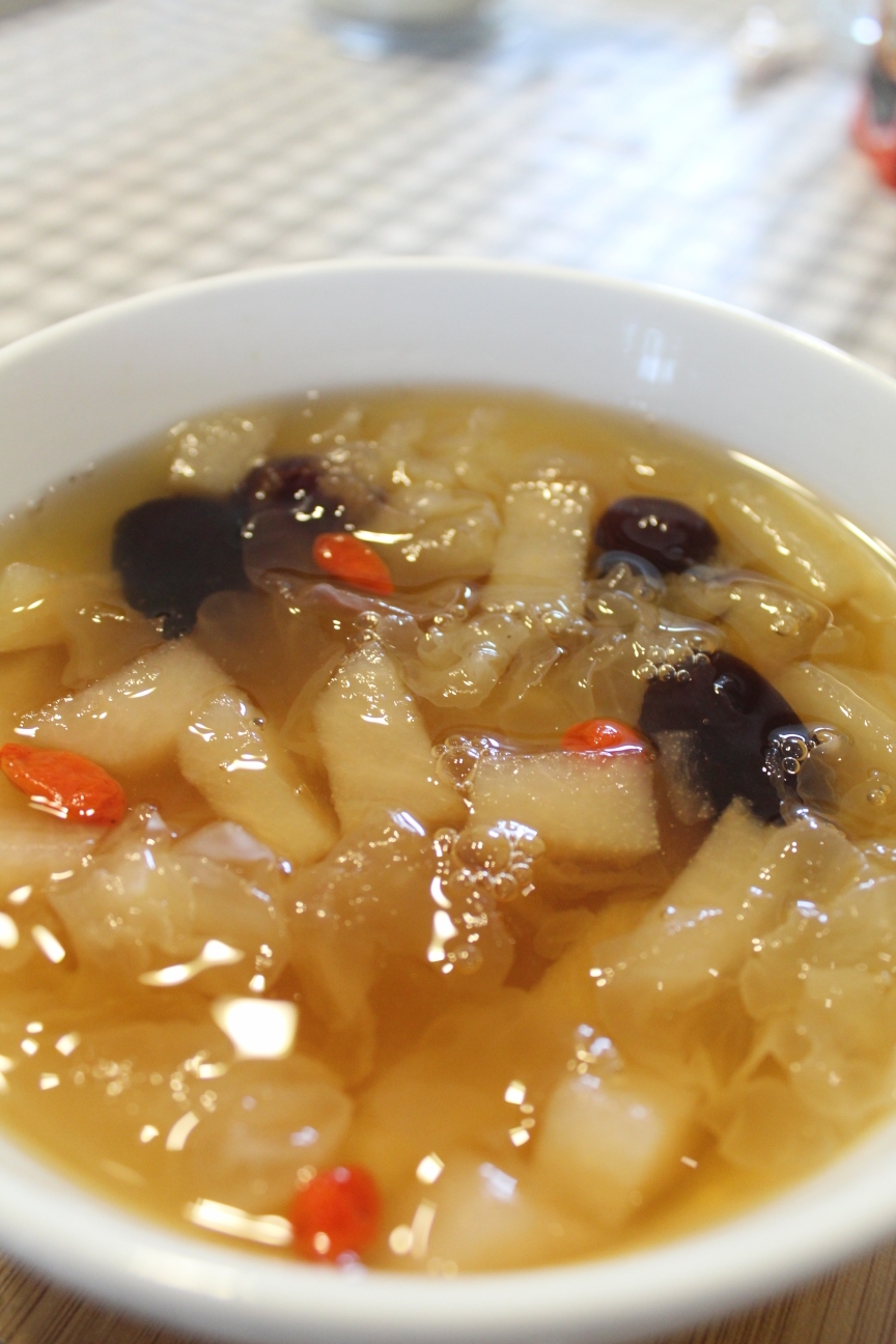 红枣银耳炖梨：润肺止咳，电饭锅版，养生炖汤的做法