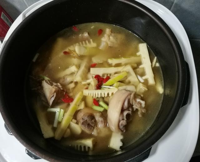 排骨竹笋汤的做法