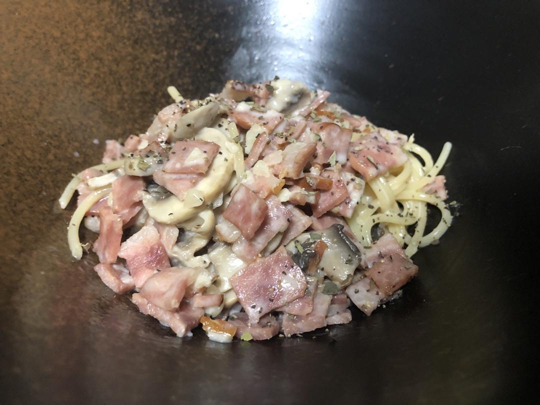 白蘑菇奶油培根意面