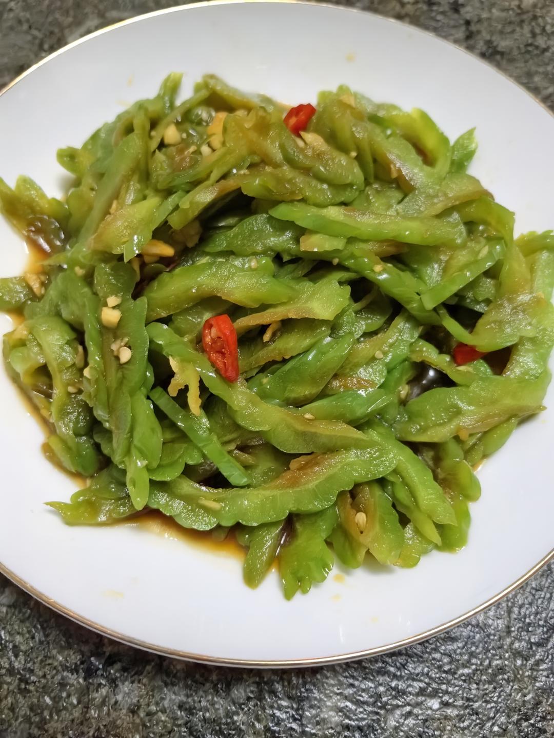 凉拌苦瓜(色碧、味脆)
