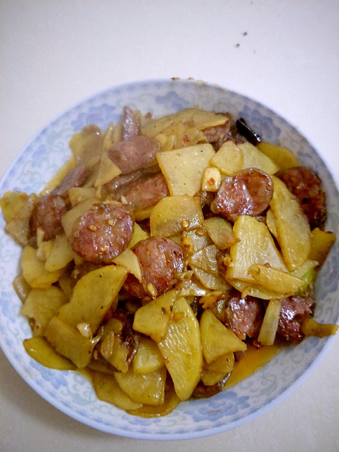 丿丶有妖气做的土豆片炒香肠
