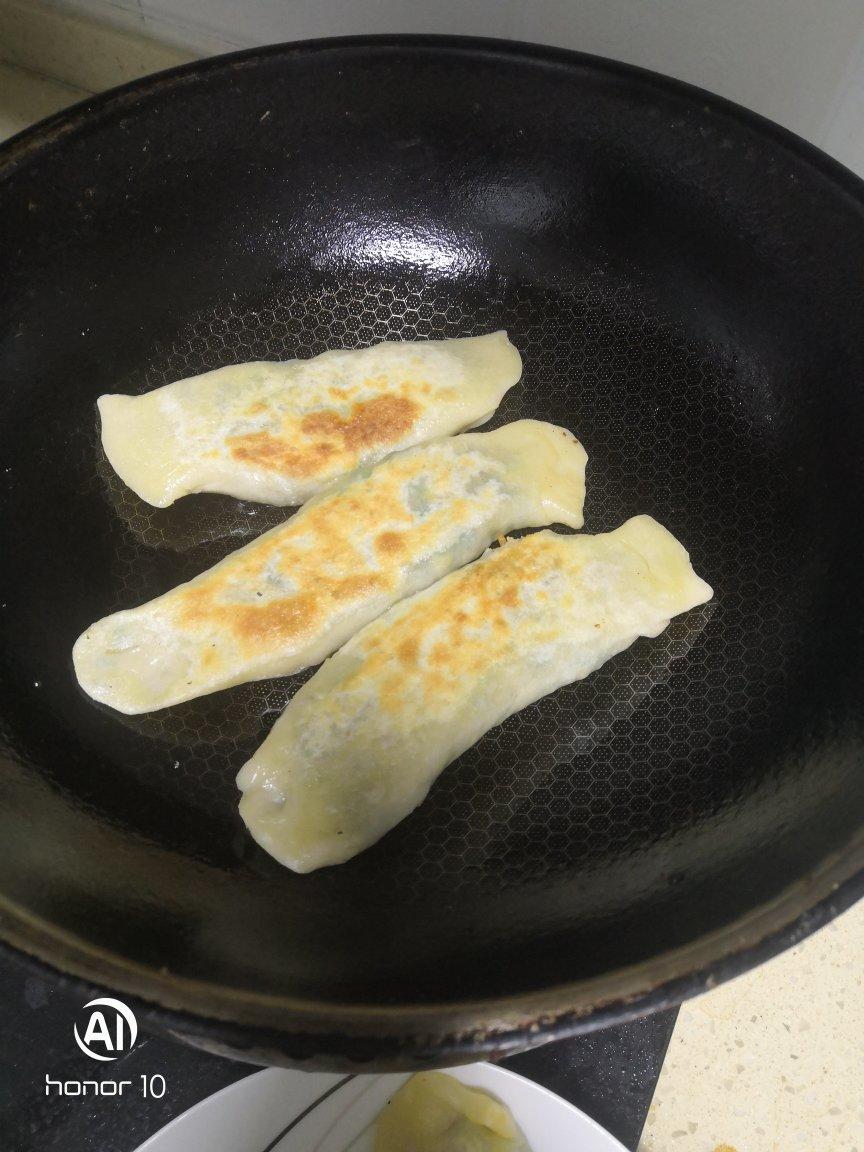 吹弹可破的韭菜盒子