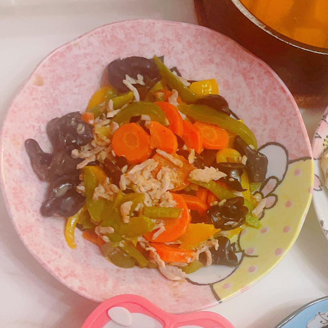 这么搭配也太香了！青椒胡萝卜木耳炒鸡蛋