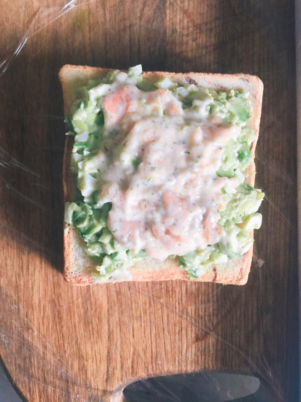 清新的三文鱼牛油果三明治