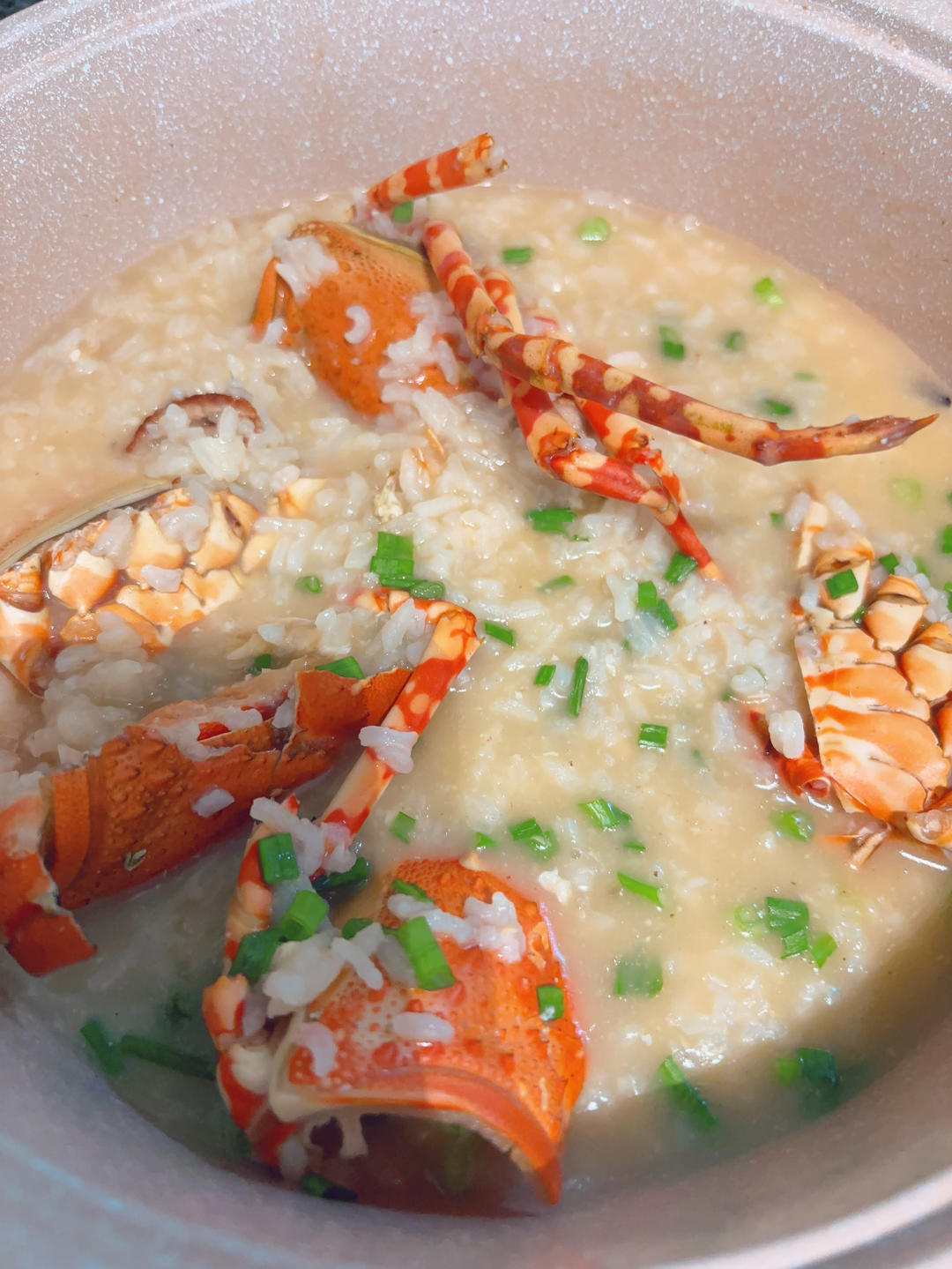 超暖心的龙虾海鲜砂锅粥，龙虾一虾两吃，煲粥清蒸鲜到没朋友