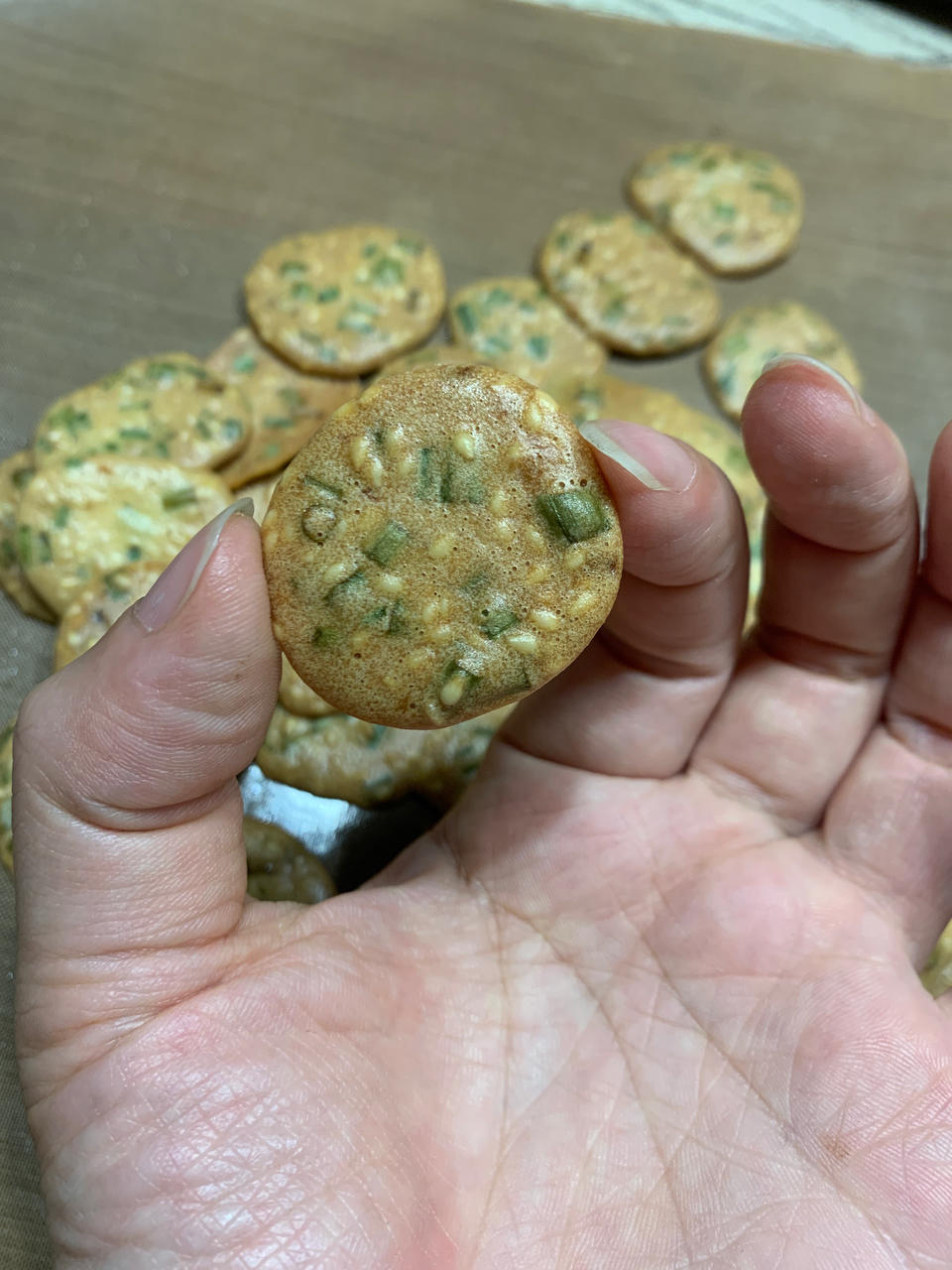 低脂香葱芝麻薄饼