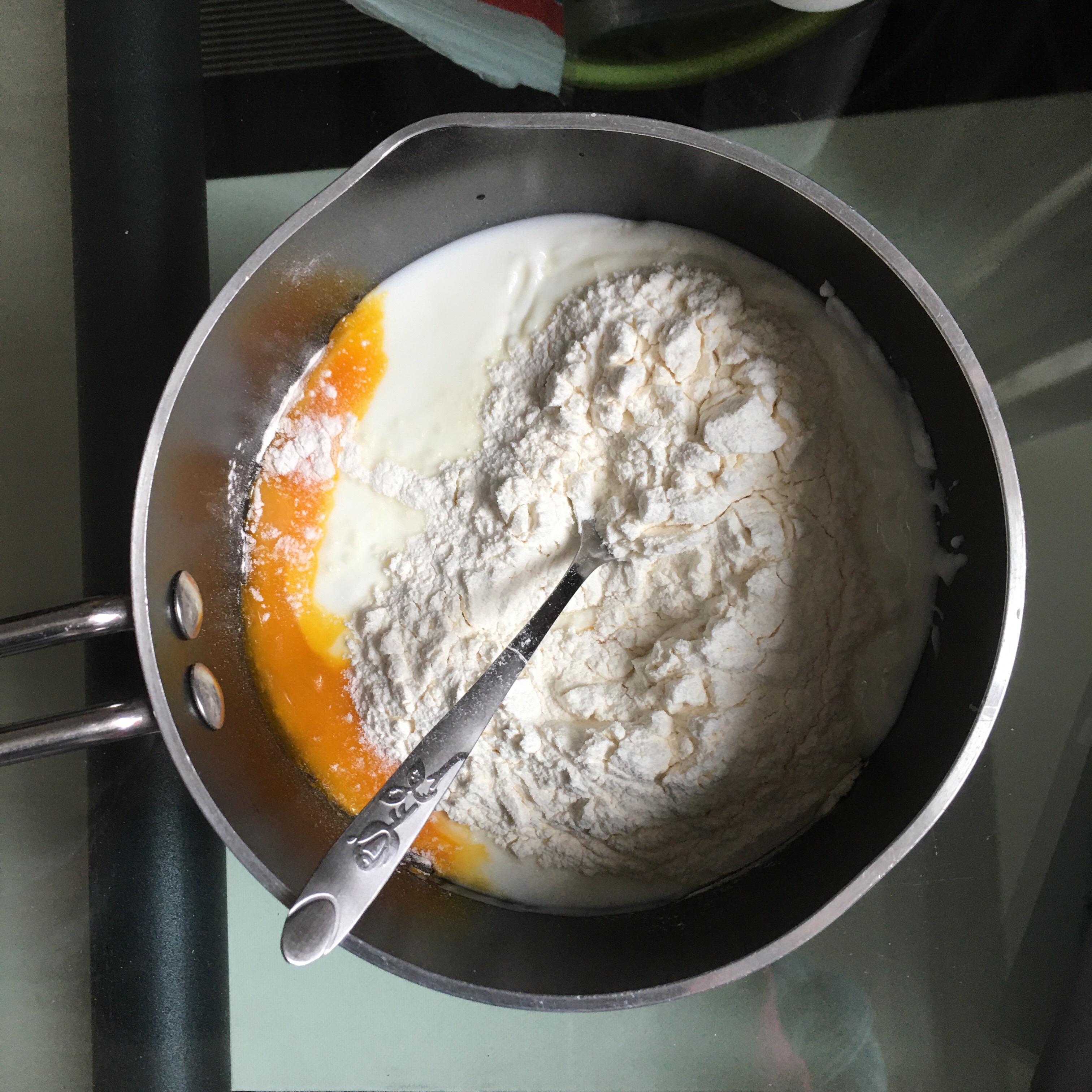 只需蛋/面粉/酸奶/勺子/碗筷的懒人蒸蛋糕的做法 步骤8
