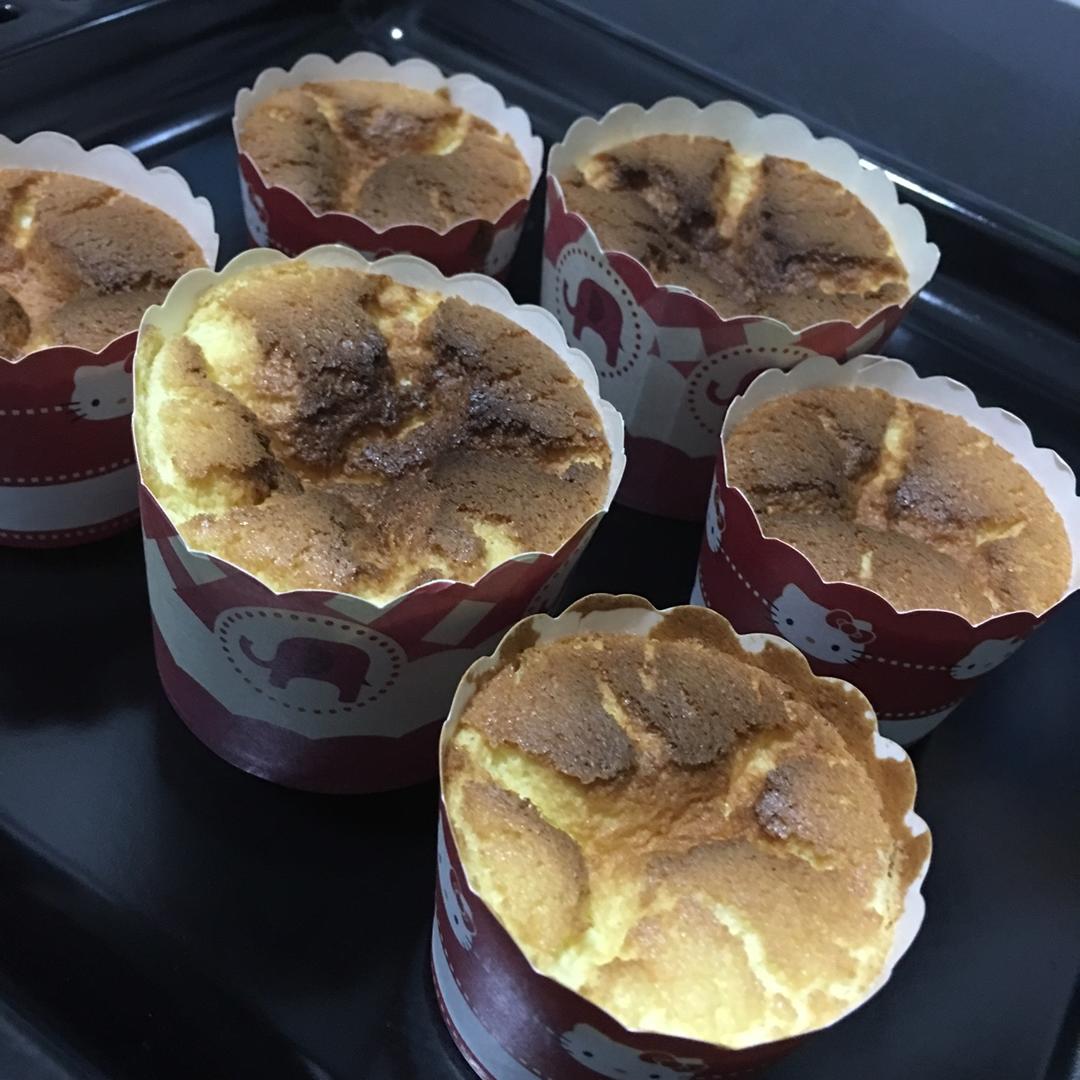 戚风杯子蛋糕^_^不开裂不回缩喔～