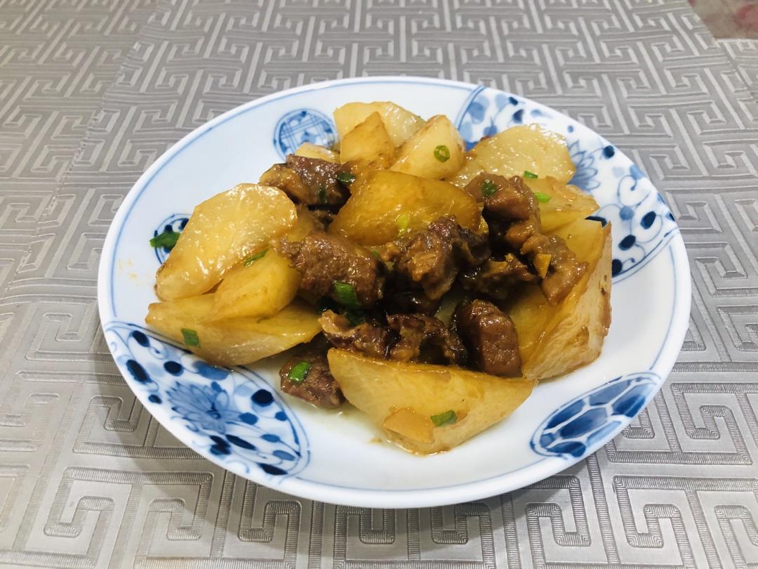 焖烧萝卜牛腩，软烂鲜香，好吃又下饭