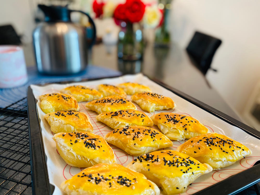 两面酥脆的快手榴莲酥(蛋挞皮版)好吃爆了！步骤详细