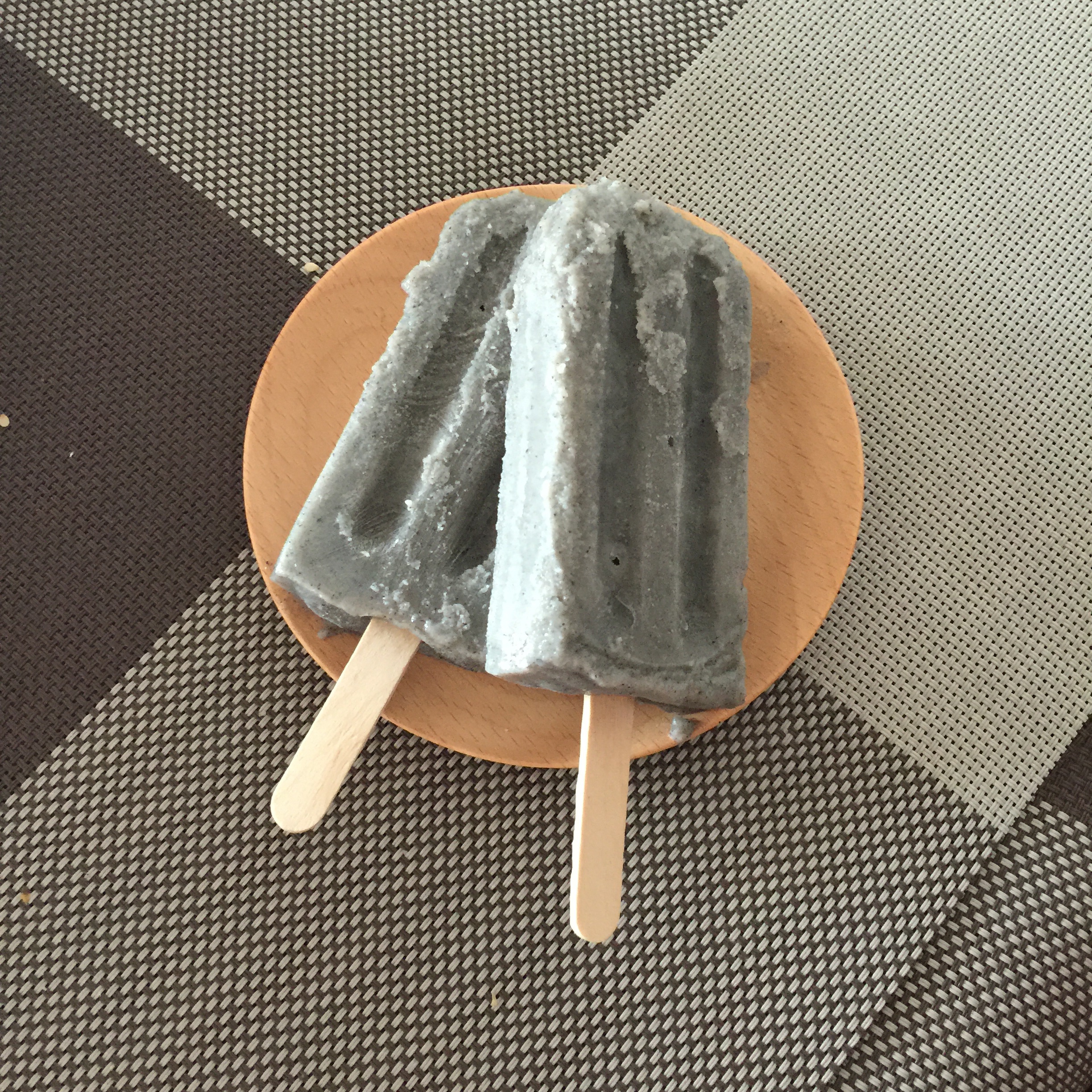 低脂低负担 无淡奶油添加——黑芝麻酱牛奶冰淇淋