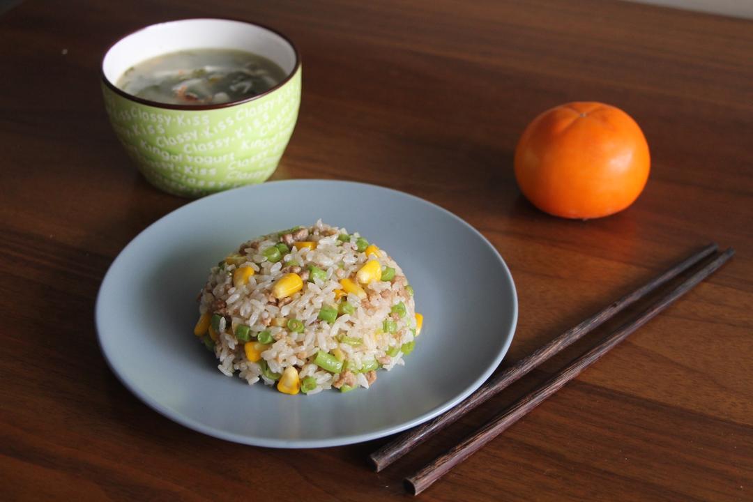 据说是 正宗酱油炒饭