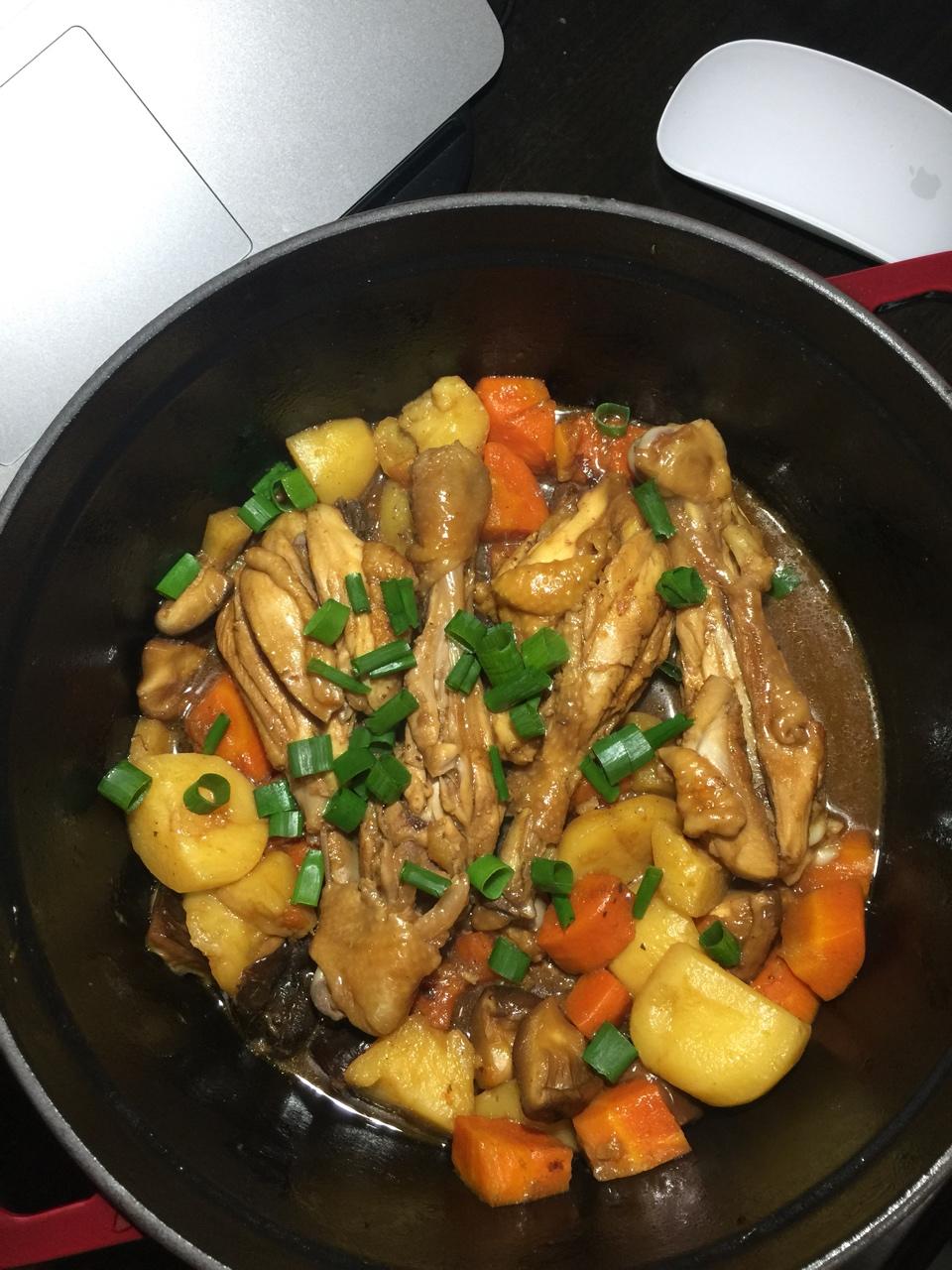 【铸铁锅食谱】香菇胡萝卜烧鸡腿