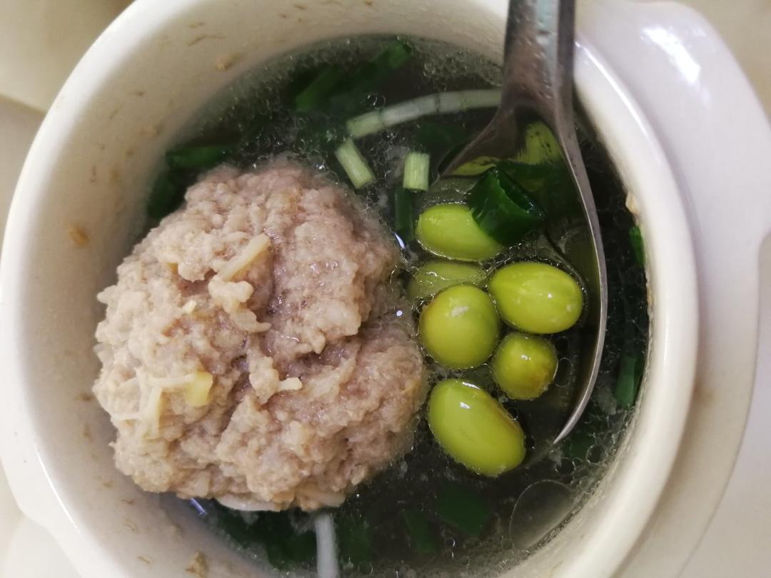 毛豆糯，肉饼嫩，汤汁鲜美的毛豆蒸肉饼