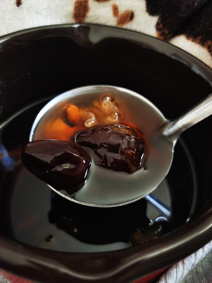 美容润肤 益气补血《桃胶皂角米百合银耳红枣羹》