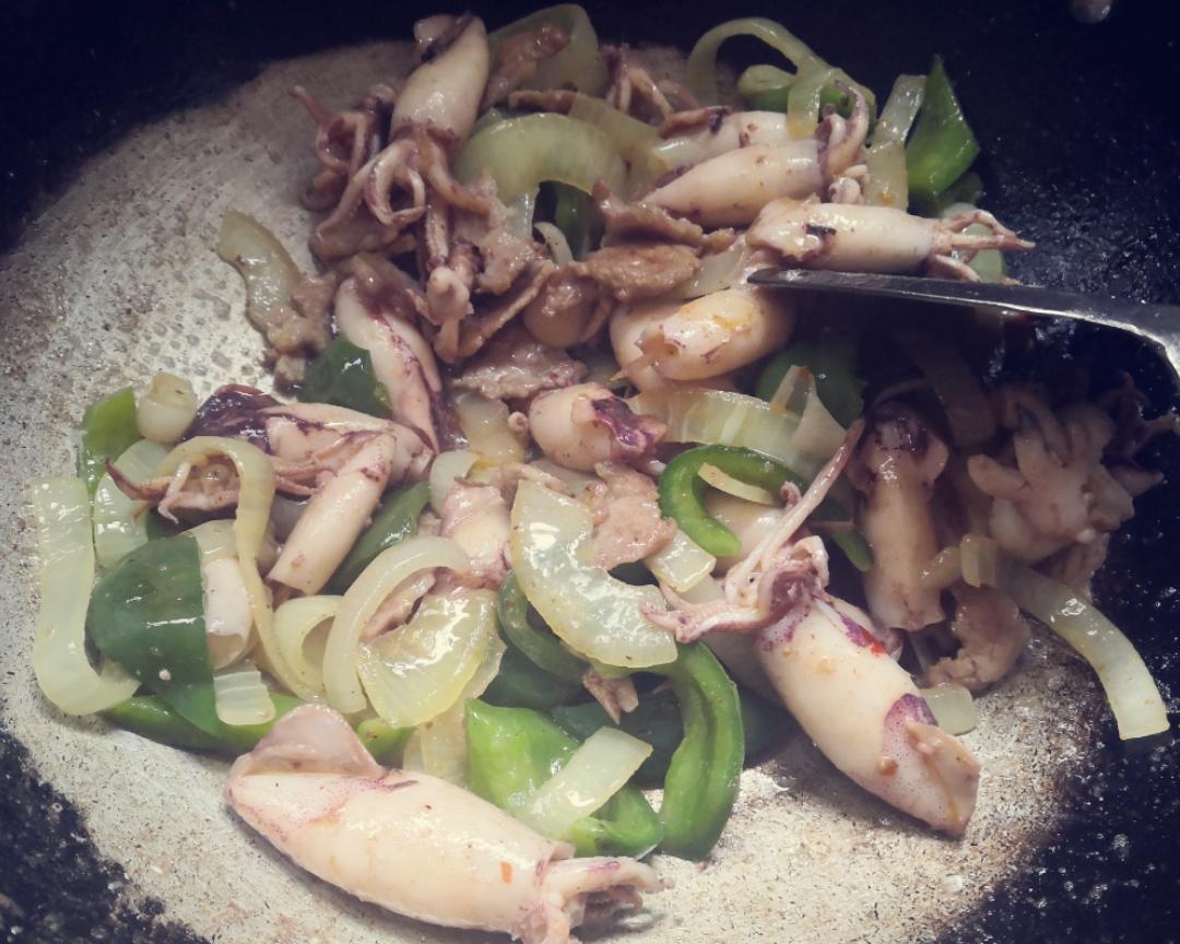 乌贼仔瘦肉炒青椒洋葱