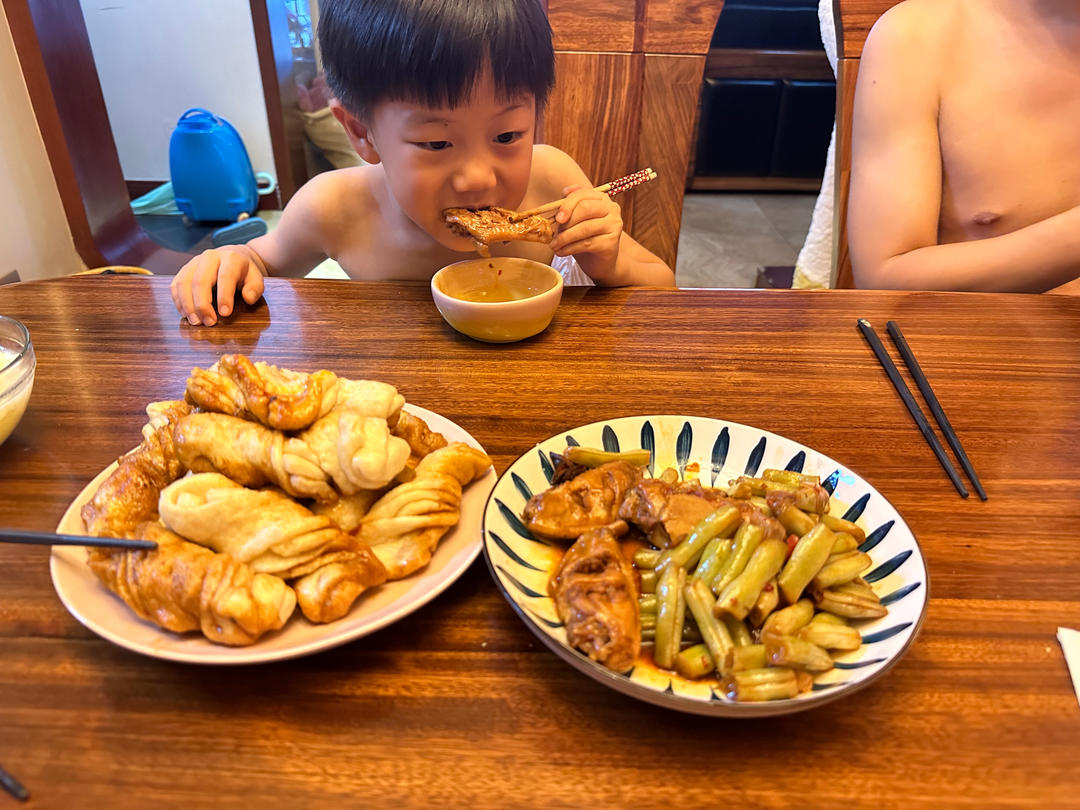 超好吃的【东北排骨烀饼一锅出】东北铁锅炖、“小猪盖被”