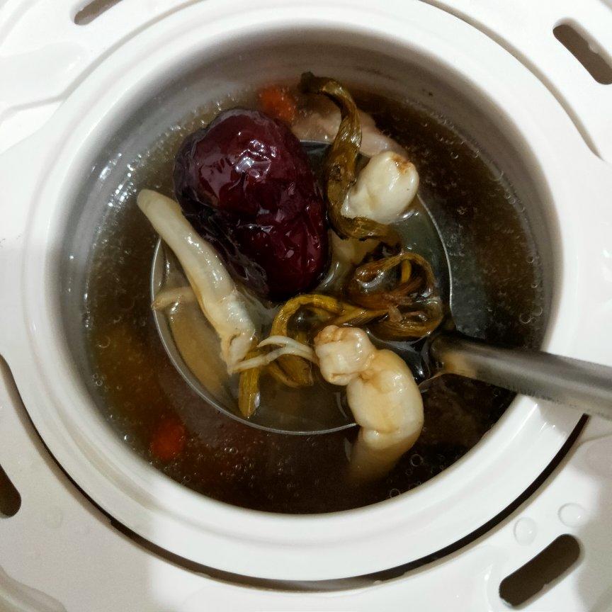 石斛花胶炖瘦肉汤