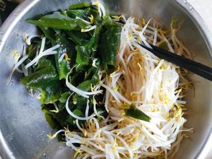 凉拌绿豆芽裙带菜的做法 步骤5