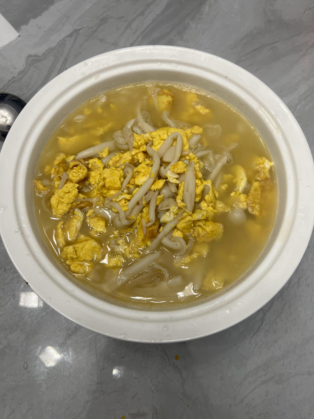 鲜掉眉毛的海鲜菇鸡蛋汤
