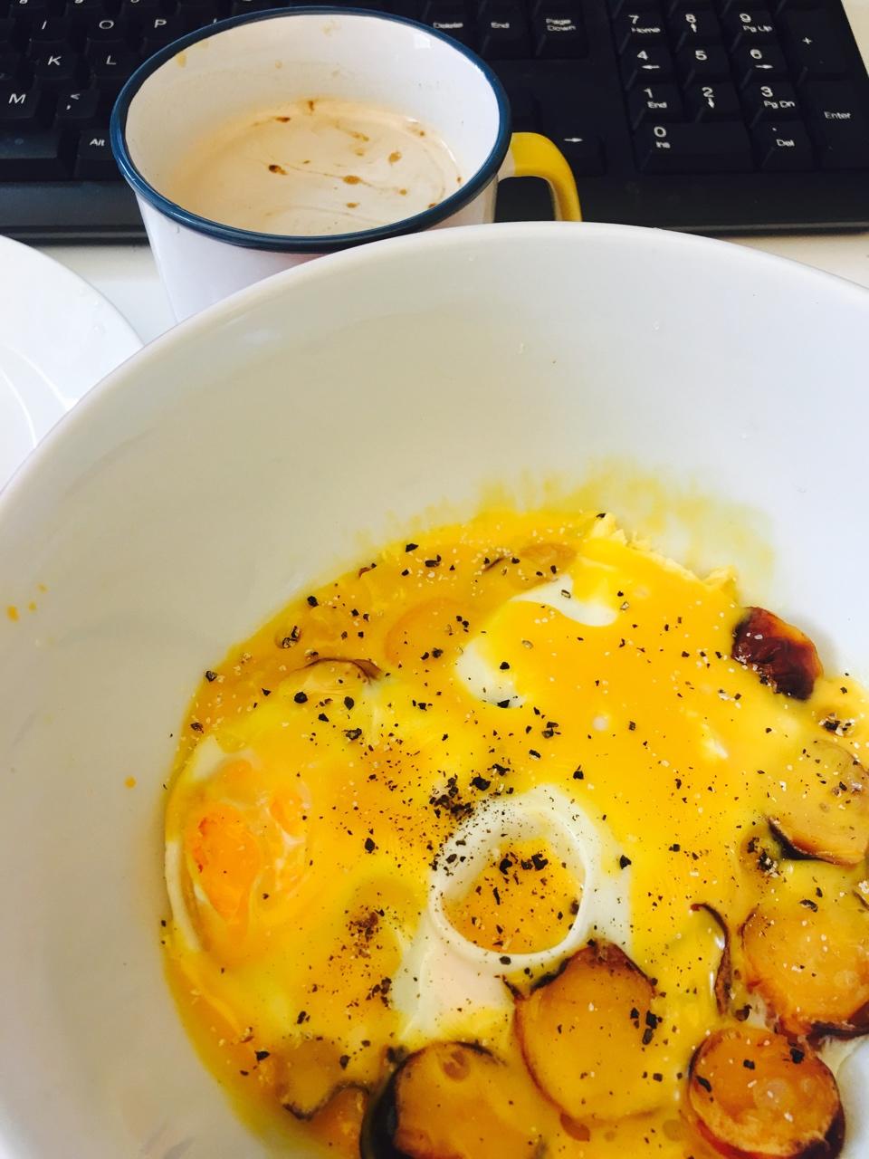 只需摆好材料去微波！惊艳全家的早餐端上桌：香肠奶酪烘蛋