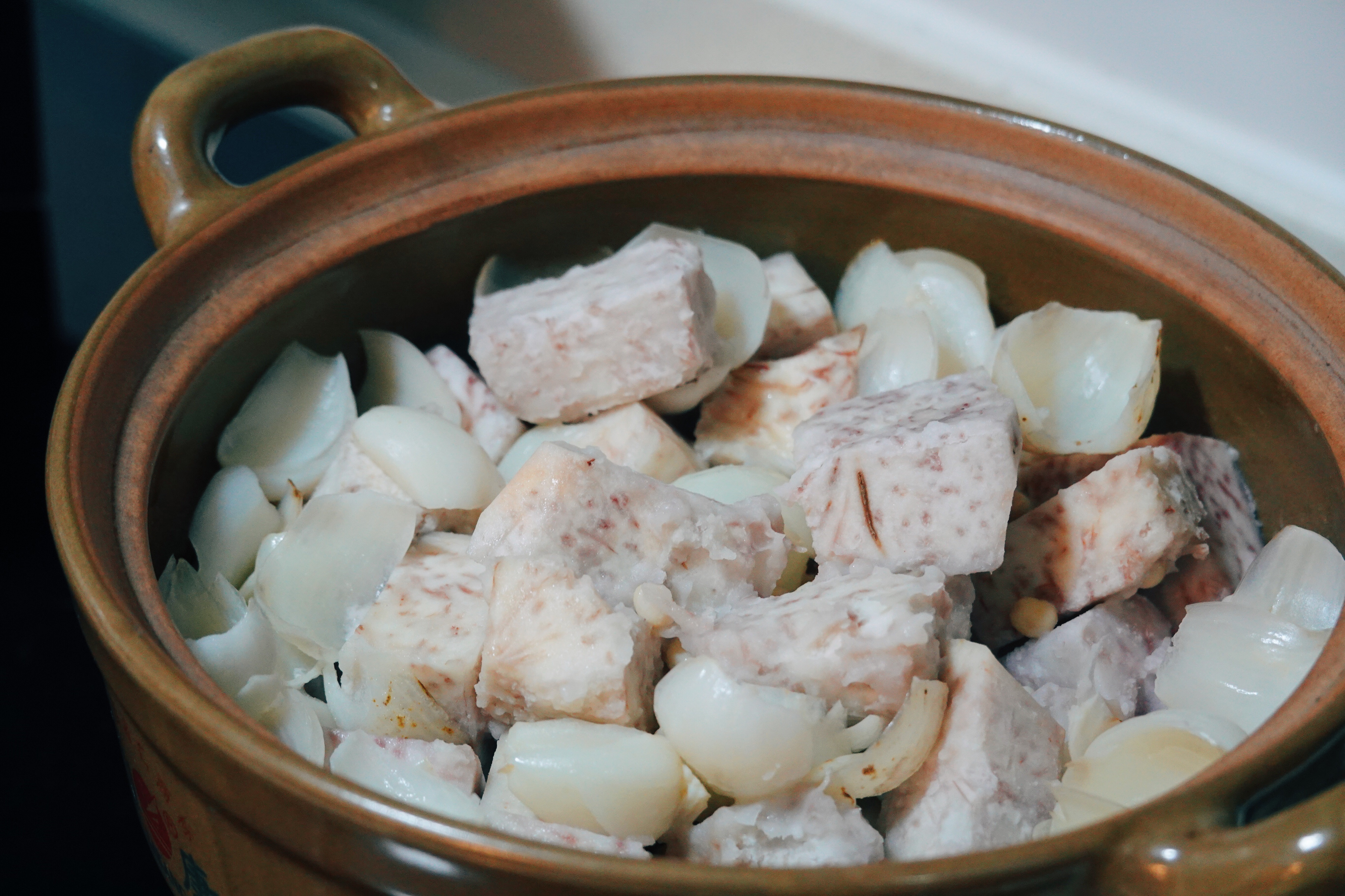 潮汕芋头芡实百合煲的做法
