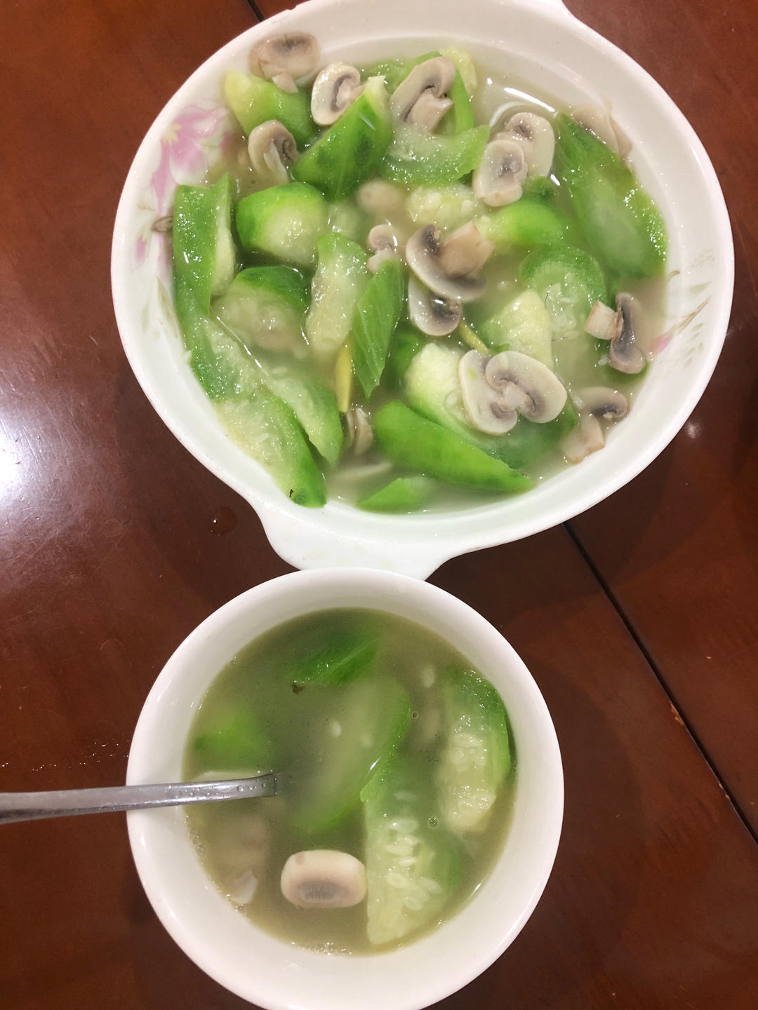 汤鲜味美！适合天热喝的刮油神汤～丝瓜蘑菇汤