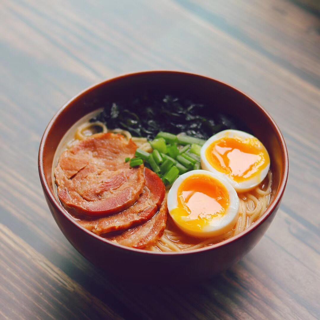 爱吃的西默小姐姐做的日式豚骨拉面