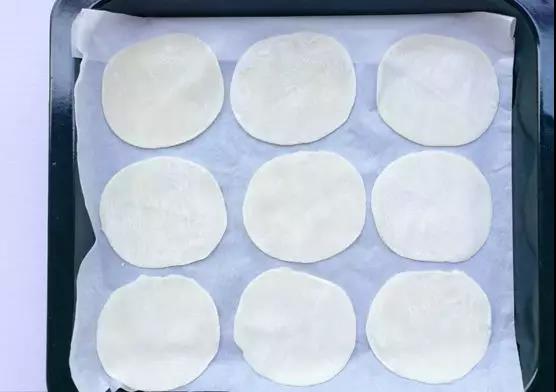 一张薄薄的饺子皮就能做成的葱油薄脆饼！的做法 步骤2