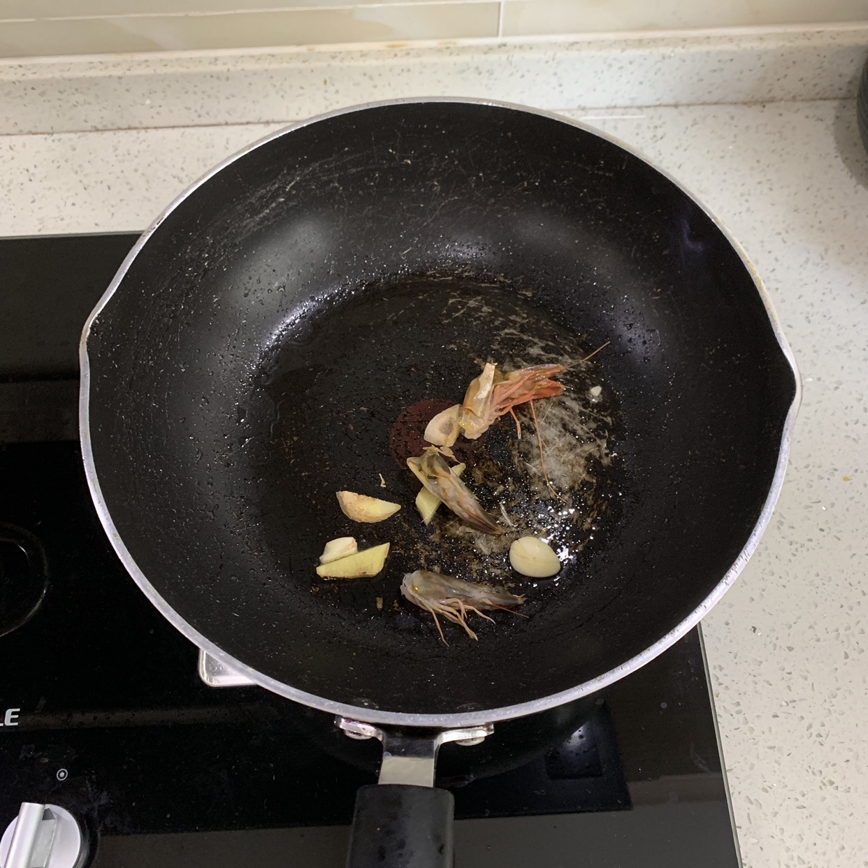 小海鲜➕菌菇 年糕煲（只要浓汤宝，无需额外调味料）的做法 步骤1