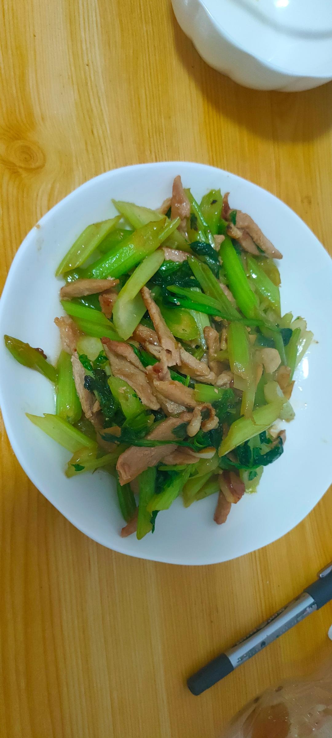 超级嫩的芹菜炒肉