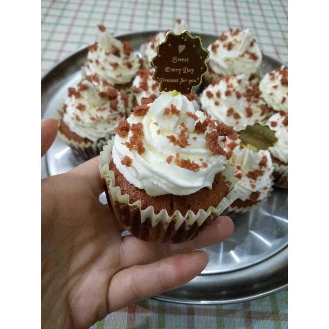 经典红丝绒杯子蛋糕（red velvet cupcake）