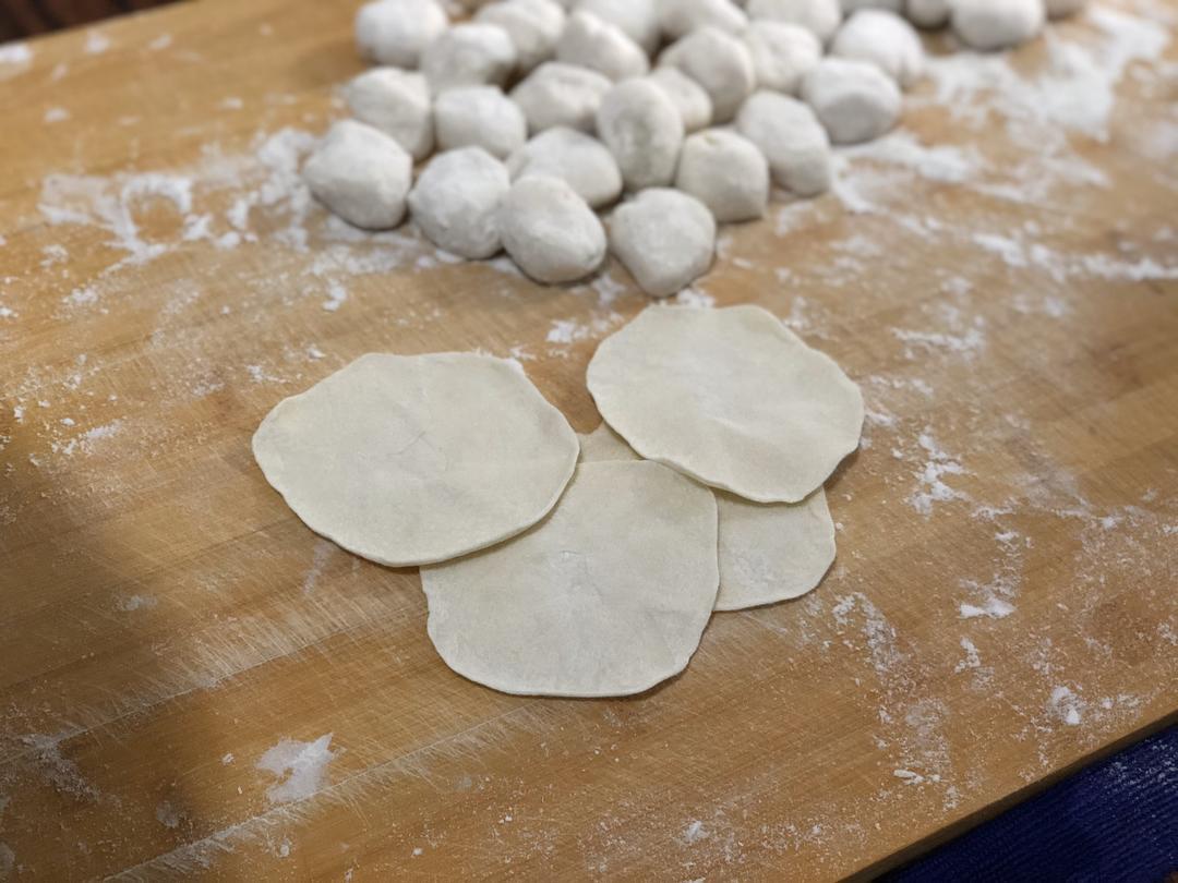 多汁韭菜虾皮水饺（内附挤饺子及压饺子皮手法视频）的做法 步骤8