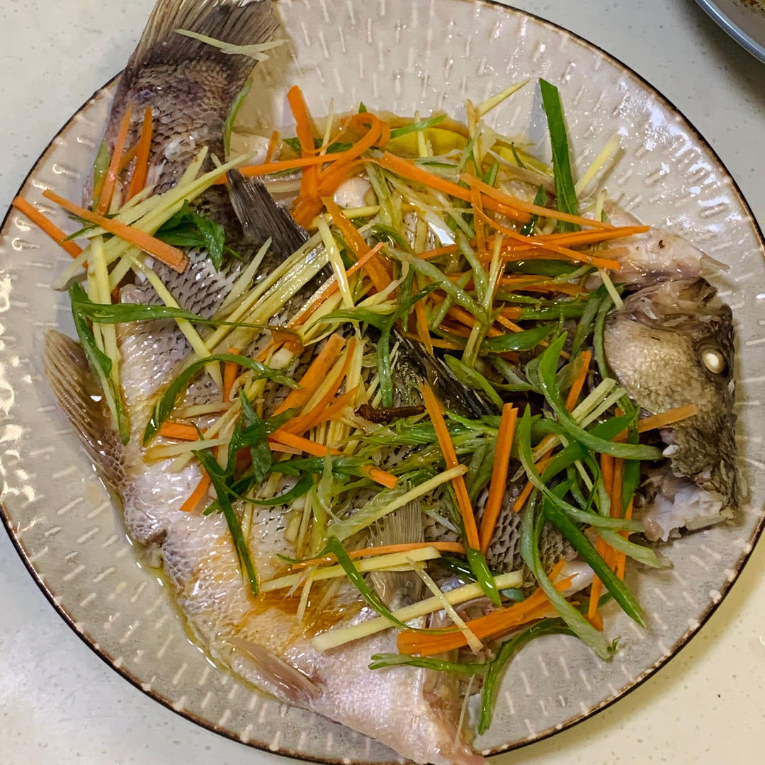 厨师长教你：“清蒸鲈鱼”，鲜嫩美味，内附蒸鱼酱油专业调制方法
