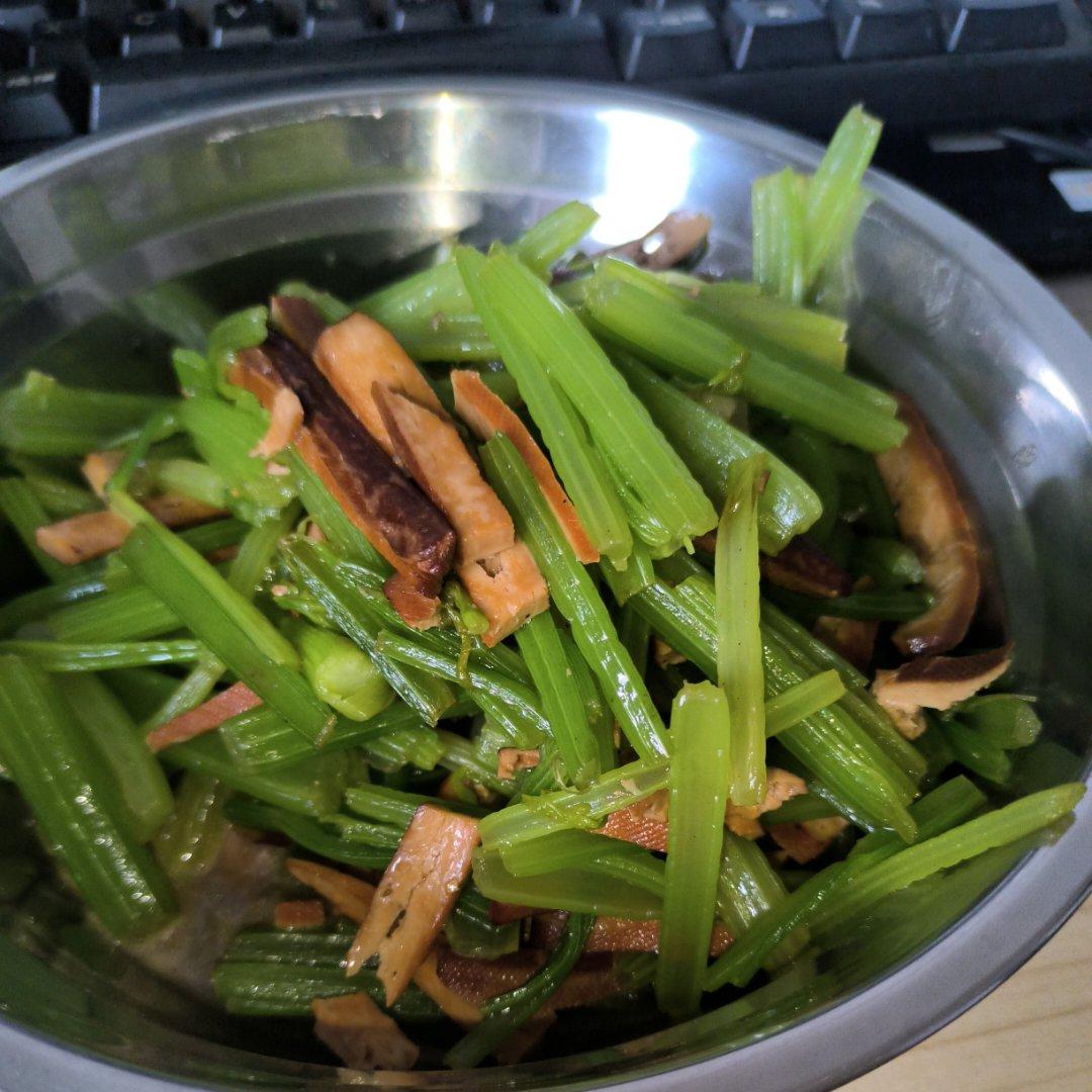 午餐晚餐简单快手下饭菜芹菜炒香干