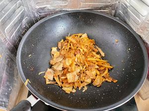 超下饭的竹笋炒五花肉的做法 步骤9