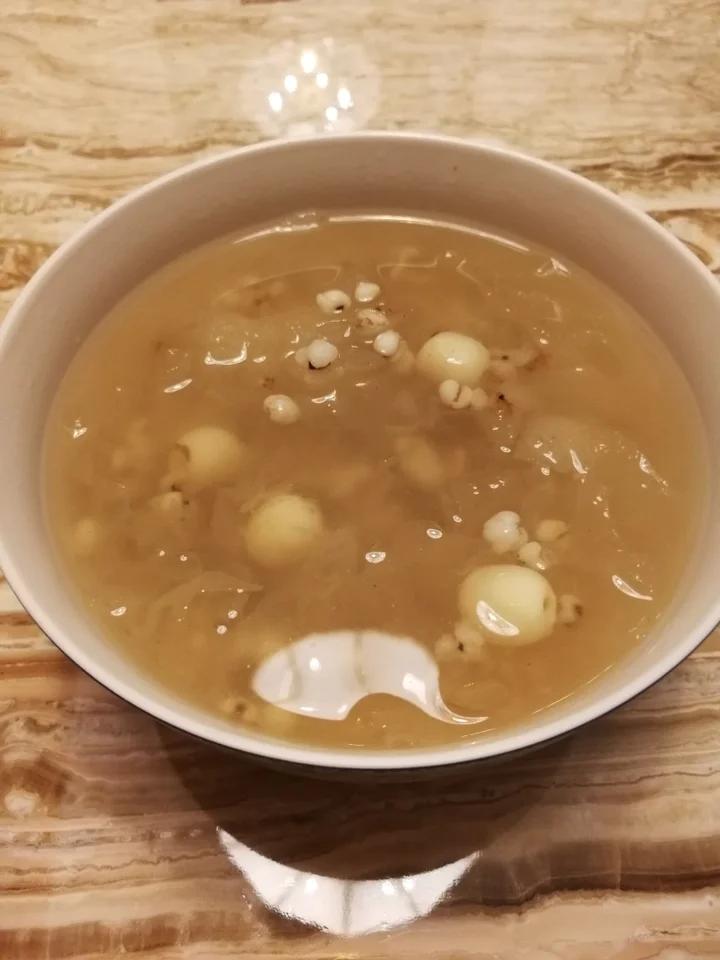 银耳莲子薏米糖水