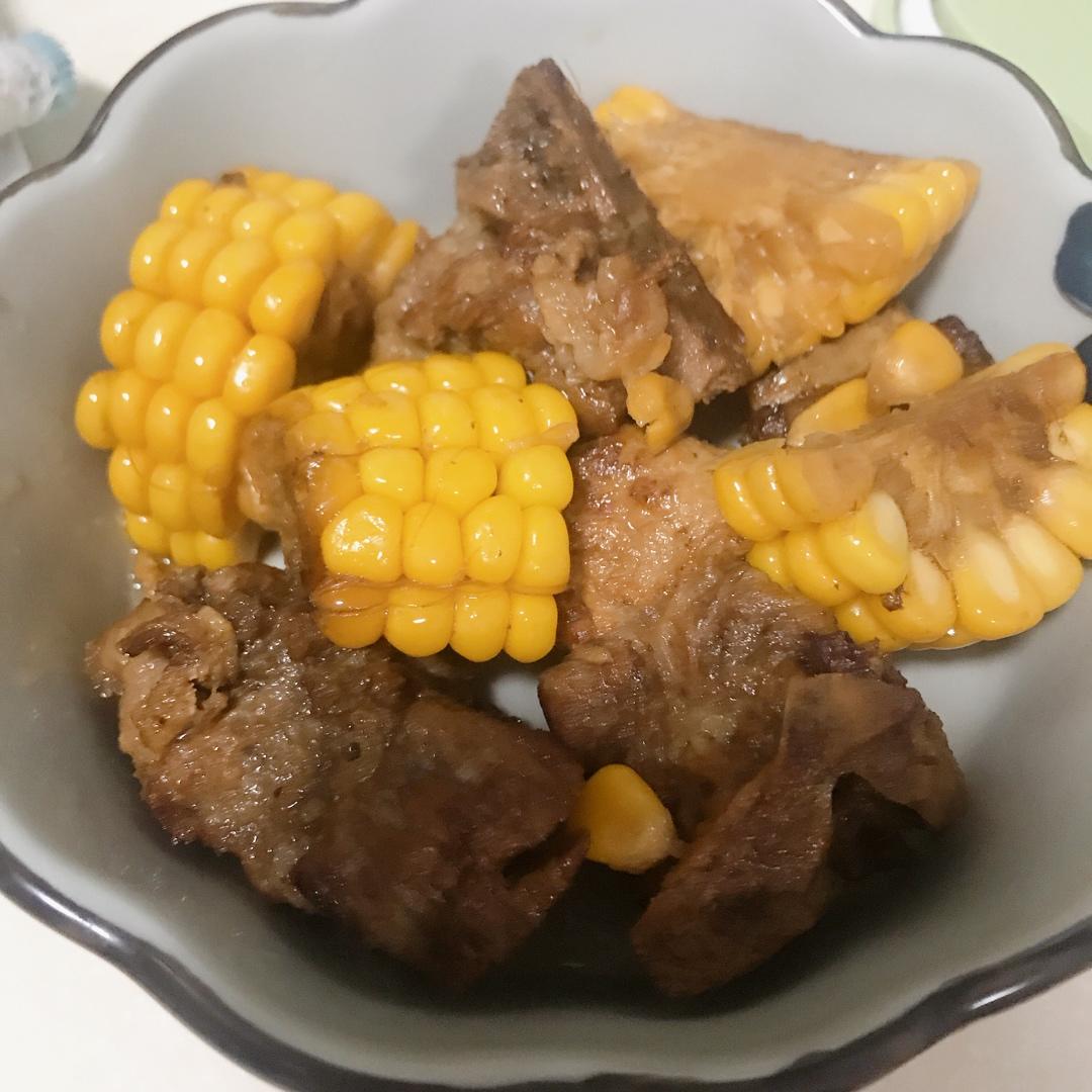 快手简单美味胡萝卜玉米焖排骨
