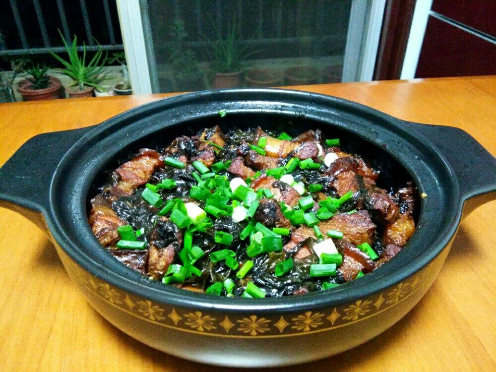 厨房里的留守女子做的【家乡特色】五花肉炒紫菜