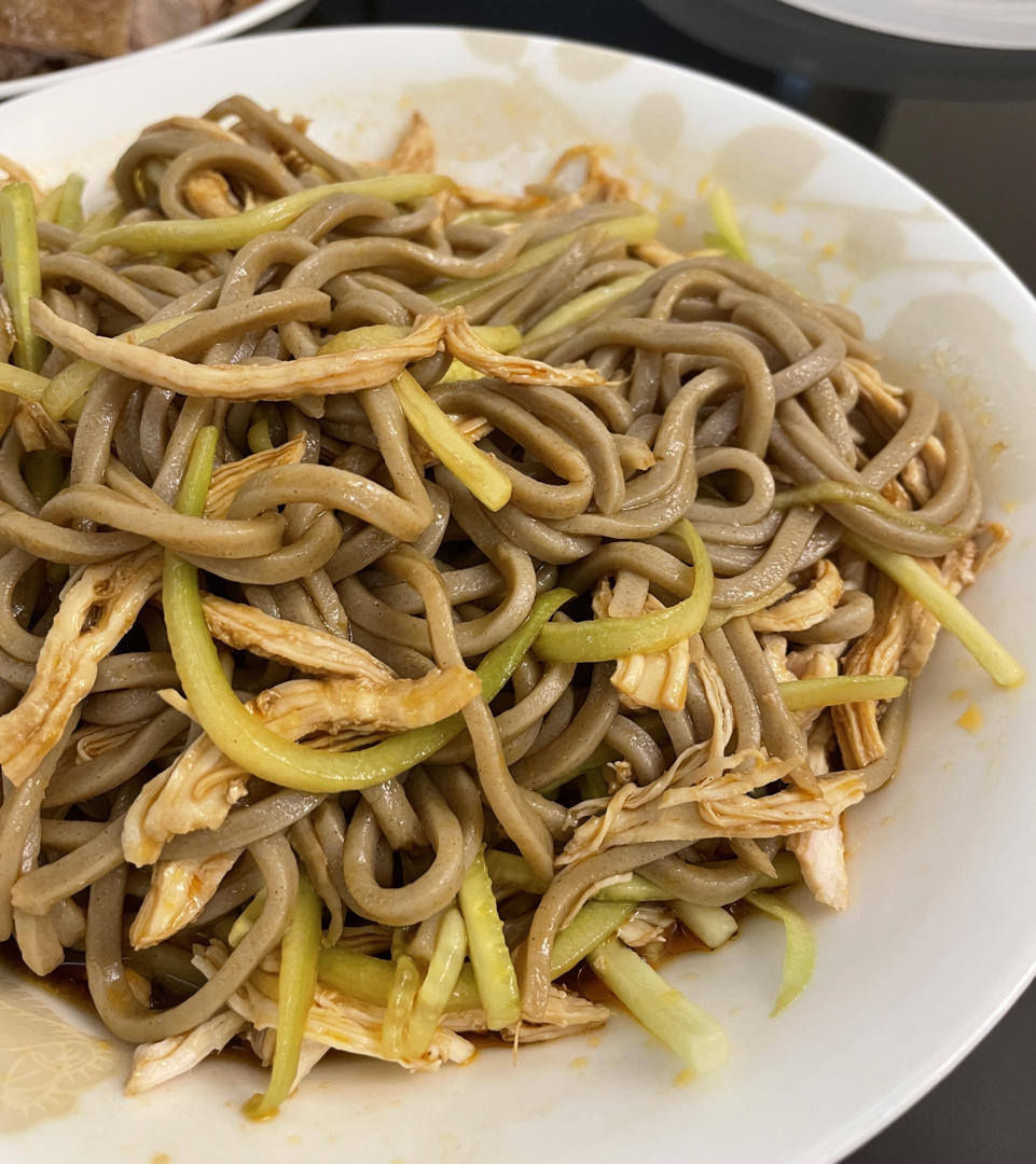 手撕麻辣鸡丝，麻麻辣辣的感觉很夏天
