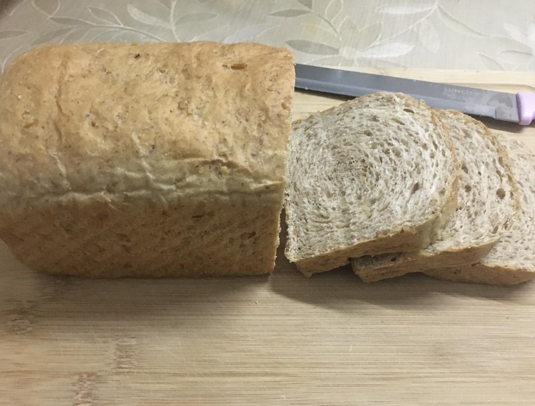 高纤低脂的全麦核桃吐司