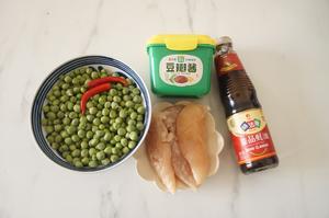 酱香浓郁，酱焖豌豆鸡丁，低卡低脂又好吃的做法 步骤1