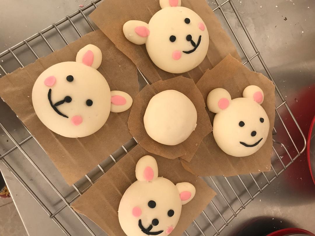 可爱的小熊小兔卡通馒头