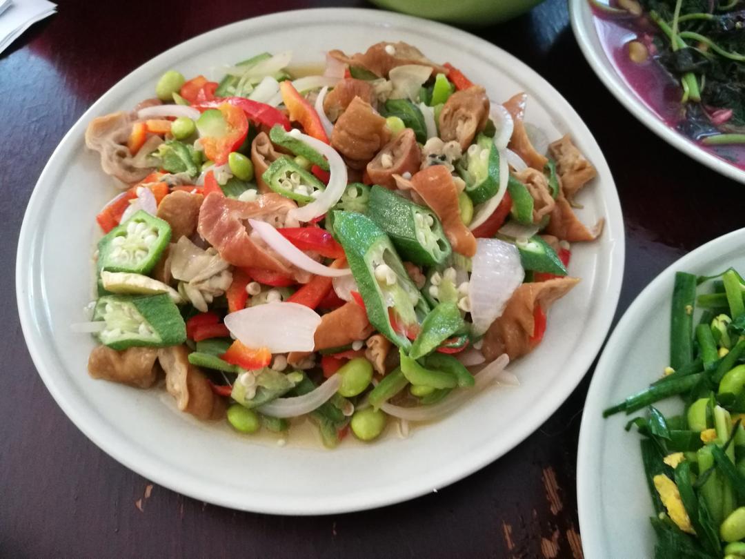 超级下饭的秋葵小炒肉