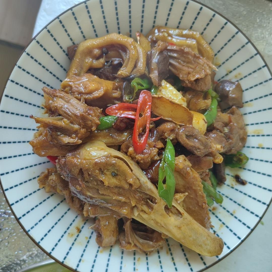 传统正宗的啤酒鸭配方和做法，鲜嫩香浓，只需炒千万不要焯水