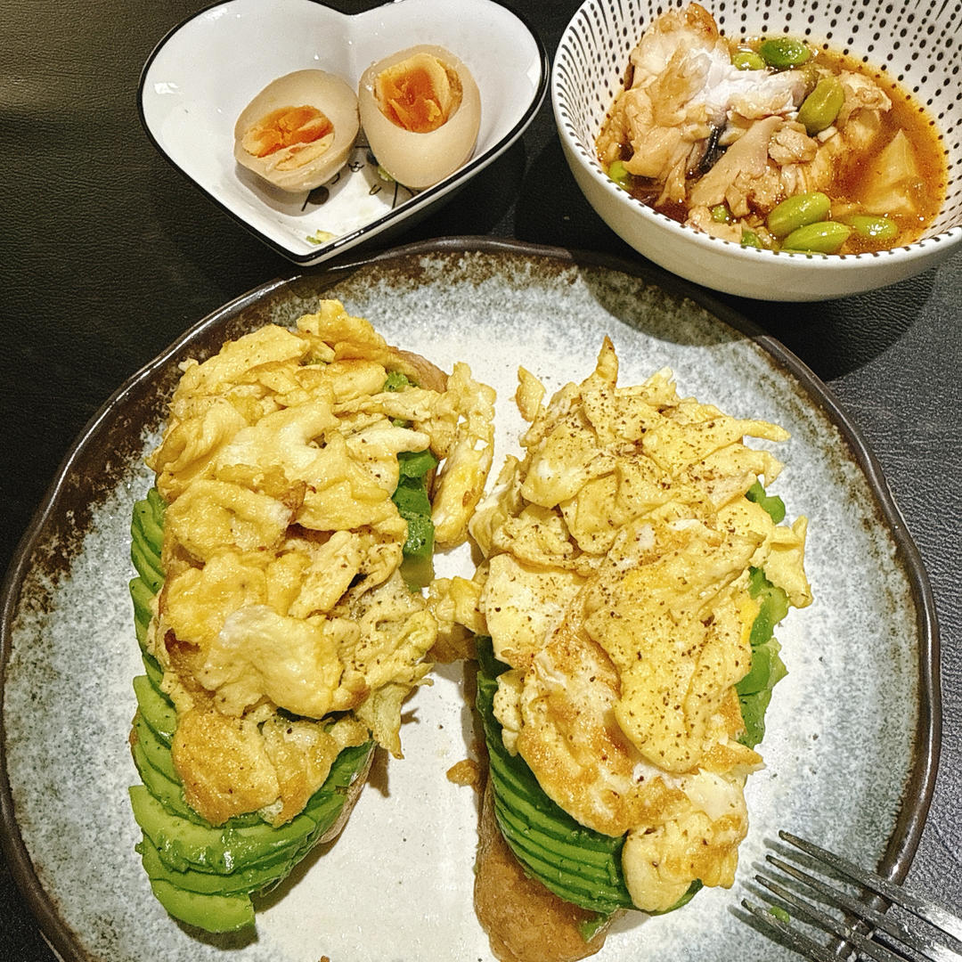 懒人版健康早餐：滑蛋牛油果🥑三明治🥪