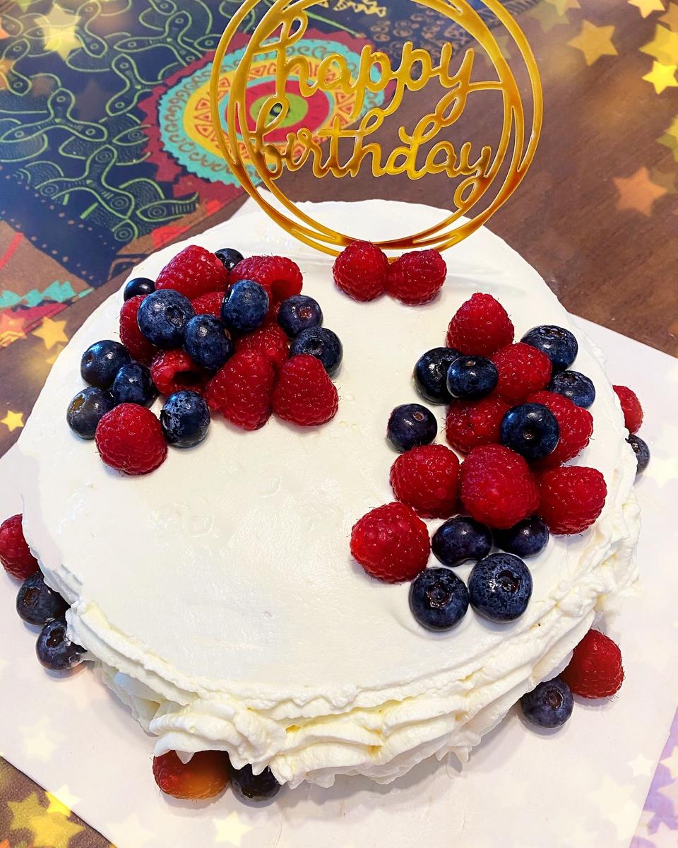 焦糖淋面生日蛋糕树莓蓝莓水果蛋糕